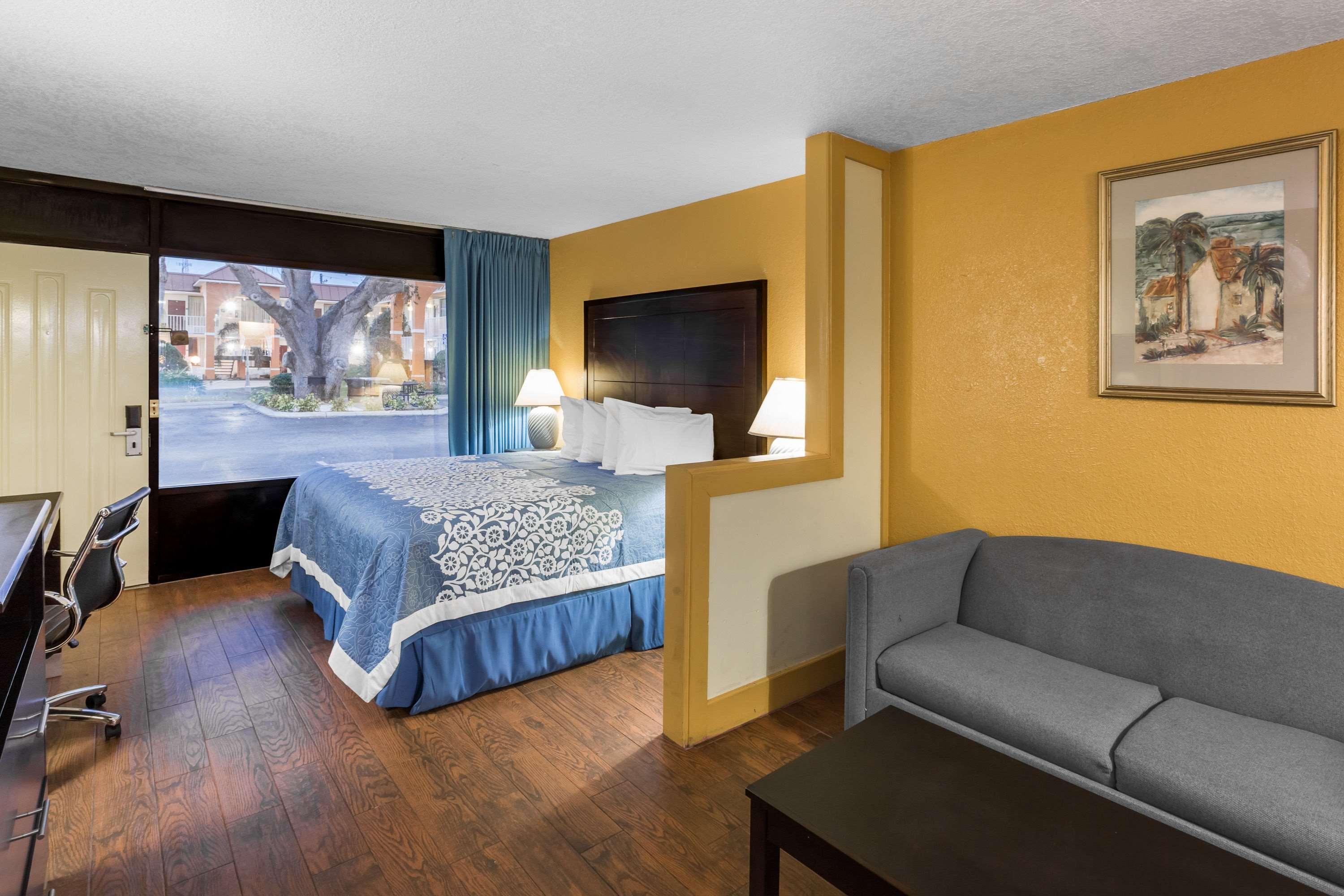 Days Inn & Suites By Wyndham Порт-Ричи Экстерьер фото