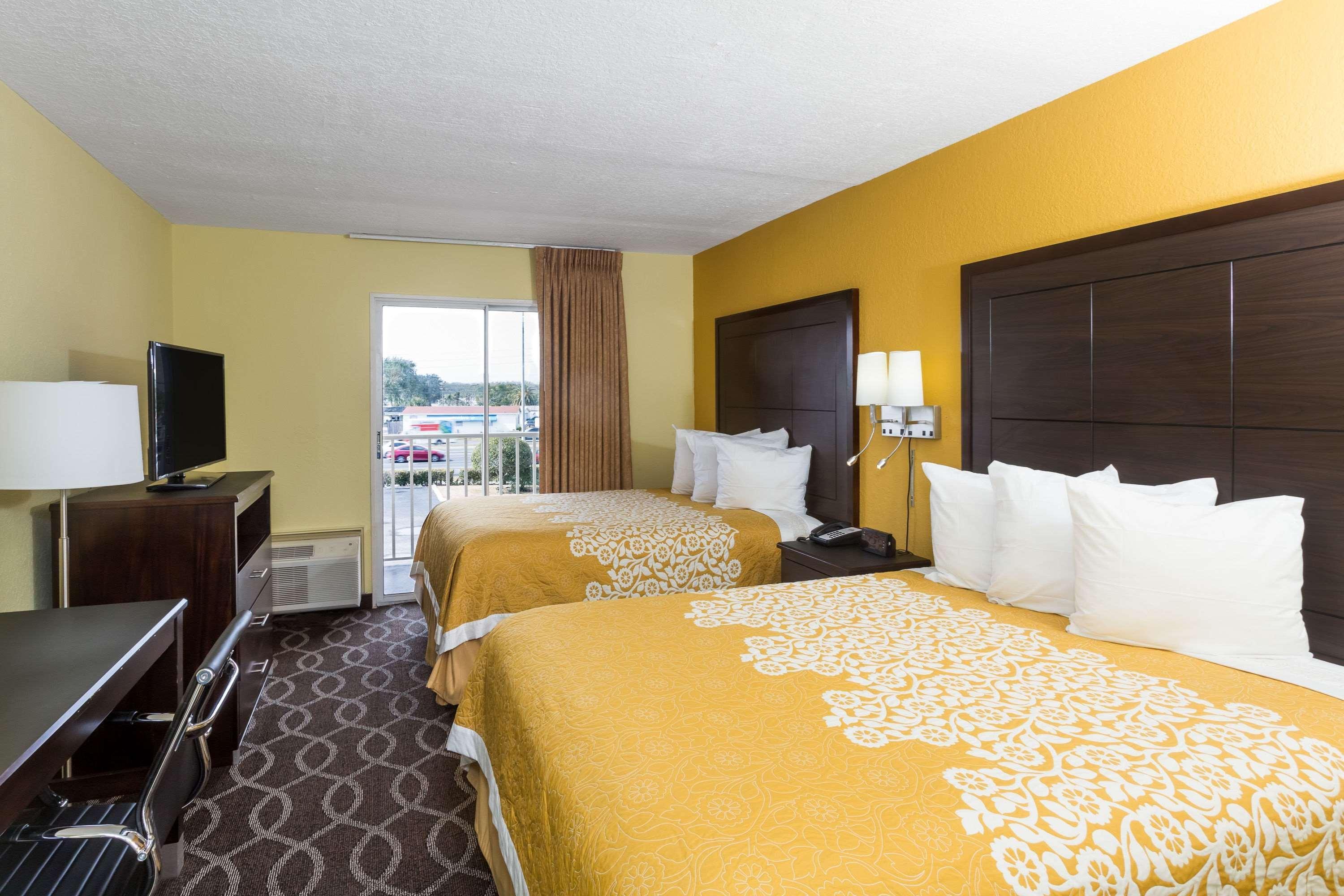 Days Inn & Suites By Wyndham Порт-Ричи Экстерьер фото